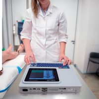 Un equipo completo y eficiente que le permite realizar 3 pruebas: ECGs, espirometrías* y pruebas de esfuerzo.